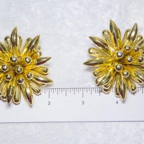 LARGE Vintage Gold Tone Lucite Plastic Clow and Bead Clip On Earrings - Picture 5 of 10